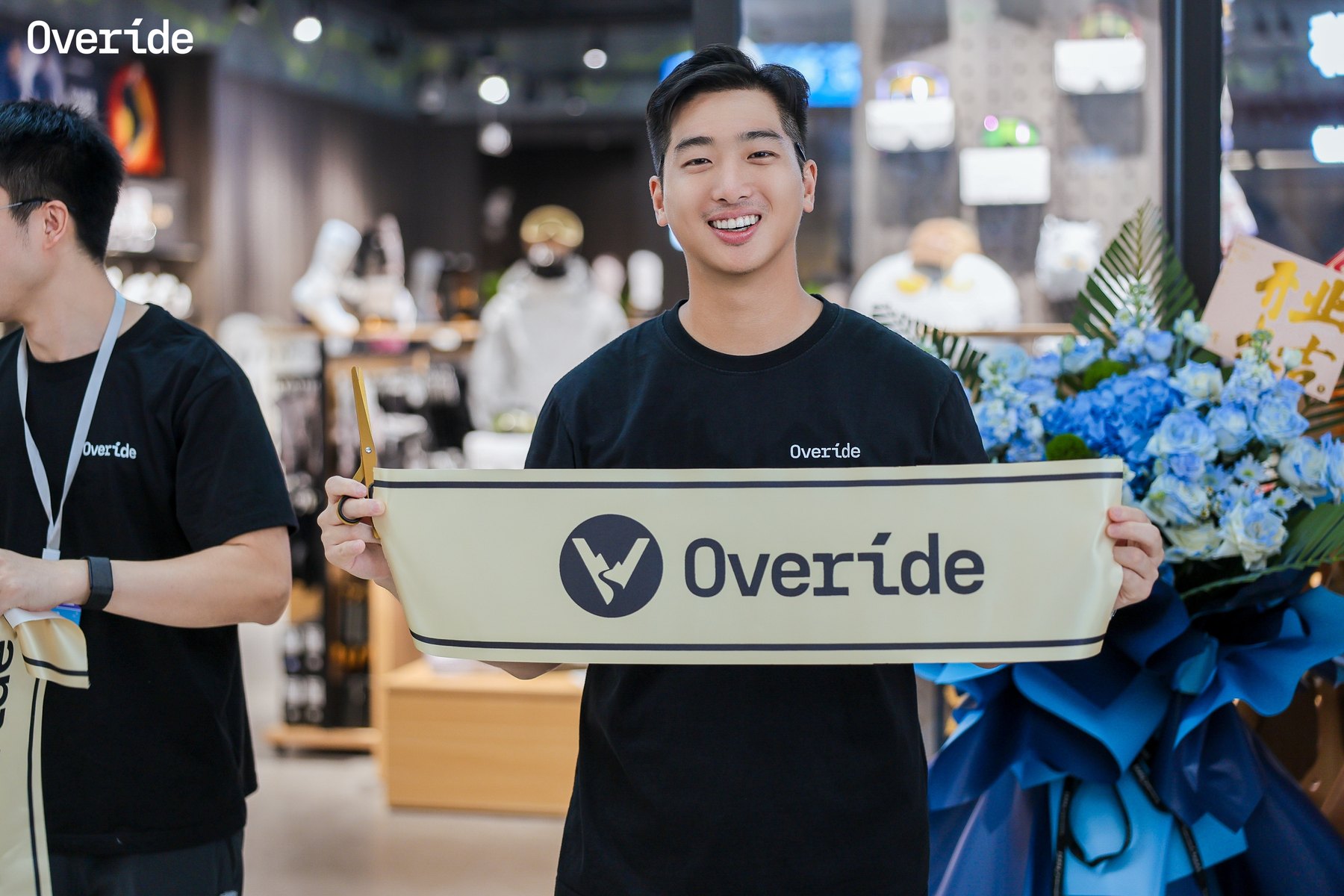 Overide 门店内手持品牌雪板的全身拍照参考